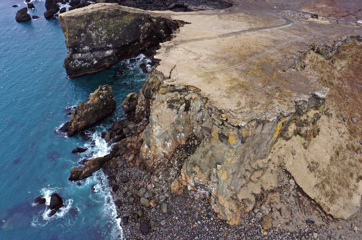 Nýjar sprungur hafa myndast í Valahnúk á Reykjanestá.