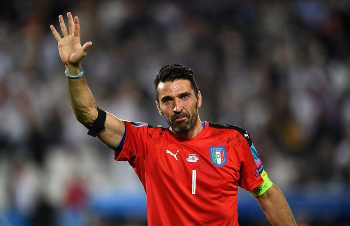 Gianluigi Buffon hefur ákveðið að leggja hanskana á hilluna eftir 23 ára feril