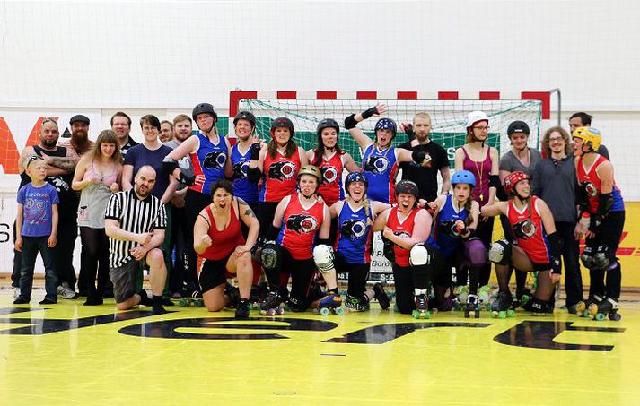 Um 35 konur æfa roller derby hjá Roller Derby Ísland. Tólf þeirra eru nú á leiðinni til Finnlands í keppnisferð.