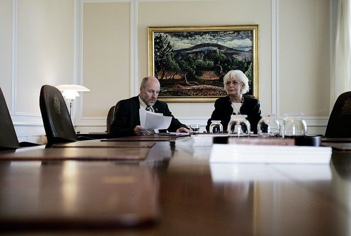 Jóhanna Sigurðardóttir og Steingrímur J. Sigfússon greindu frá fyrirhuguðu lagafrumvarpi um kjararáð sem mun ákvarða laun æðstu stjórnenda opinberra fyrirtækja. Einnig var greint frá fyrirhuguðu frumvarpi um ráðgefandi þjóðaratkvæðagreiðslu.FRÉTTABLAÐIÐ/aRNÞÓR