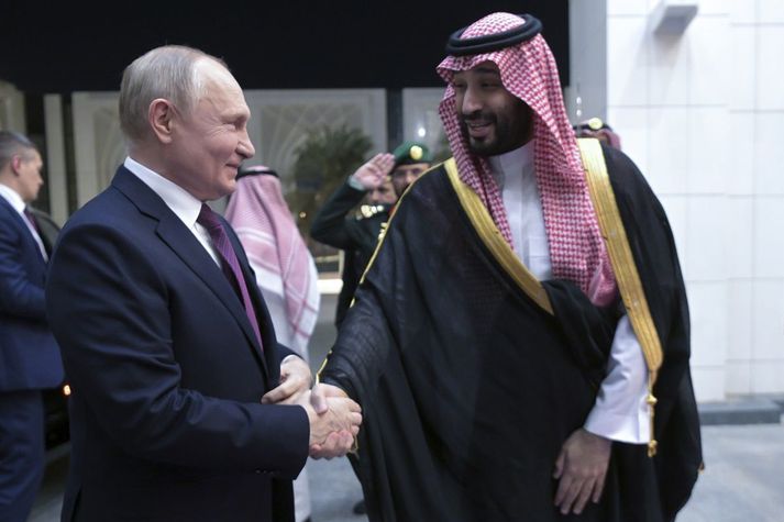Vladimír Pútín, forseti Rússlands, og Mohammed bin Salmann, krónprins Sádi-Arabíu, í Riyadh í gær.