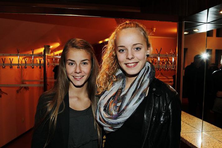 Marín Skúladóttir og Kristín Andrea Pálsdóttir mættu í Þjóðleikhúsið.