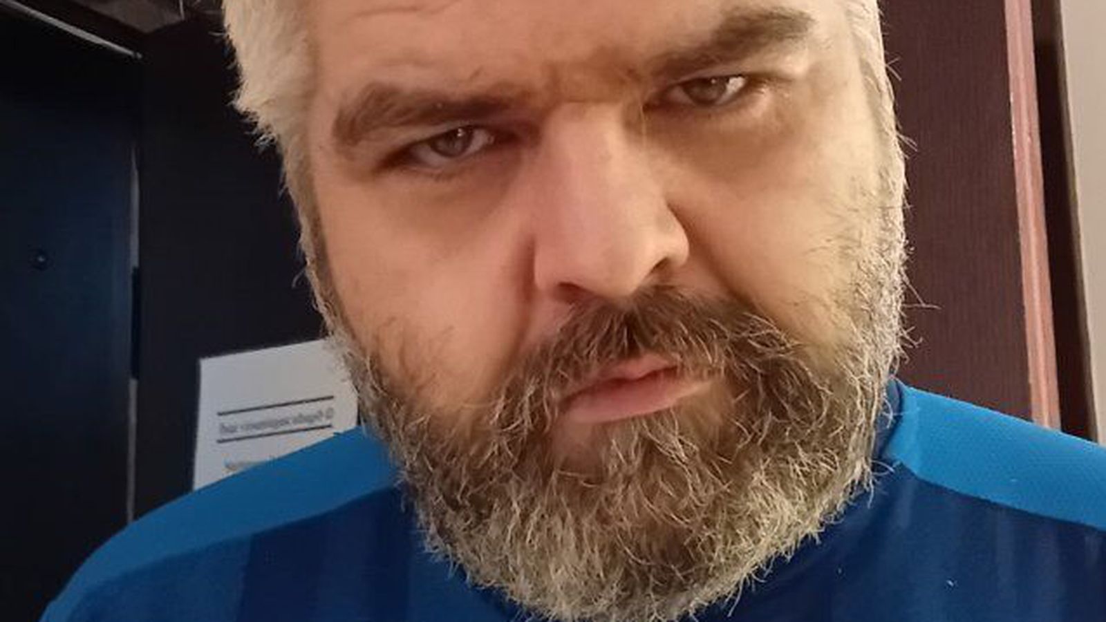 Lög­reglan lýsir eftir Sindra Péturs­syni