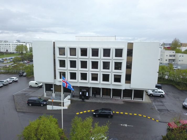 Gera má ráð fyrir að þetta verði einn af síðustu fundum Varðar í Valhöll en flokkurinn hefur sett húsið á sölu.