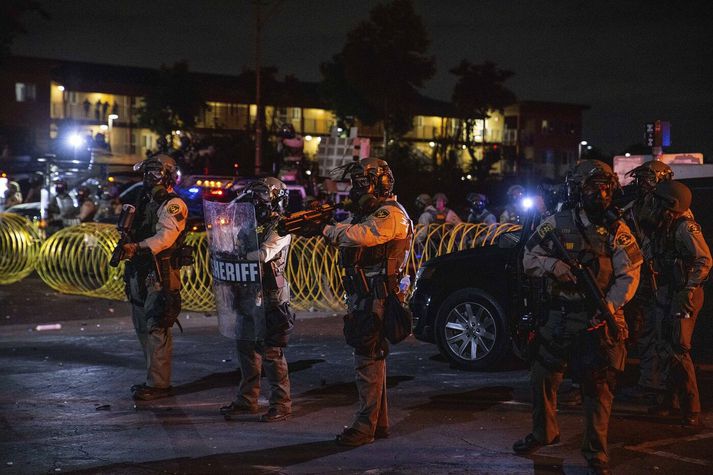 Lögregluþjónar í Los Angeles í nótt.