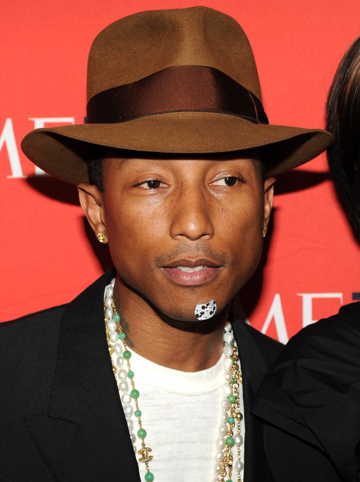 Pharrell Williams með plásturinn.