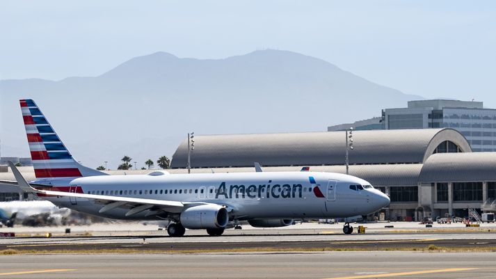 Konan var farþegi í flugi American Airlines.