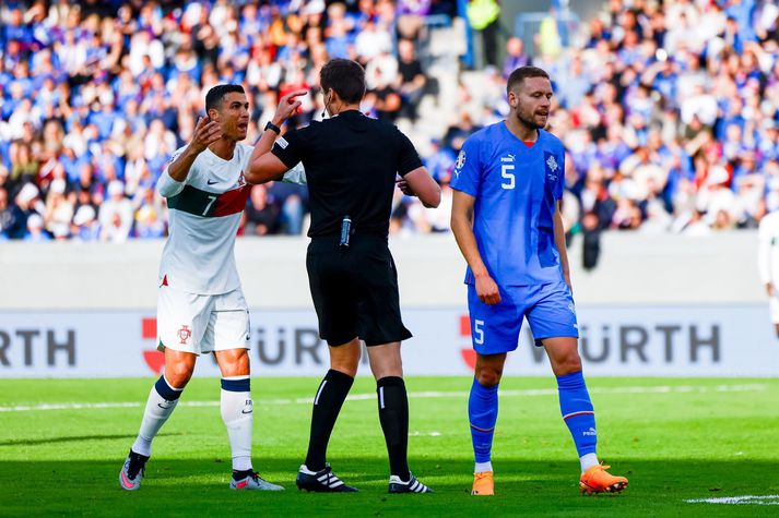 Cristiano Ronaldo að kvarta í dómara leiksins þegar hann mætti á Laugardalsvöll fyrr í sumar.