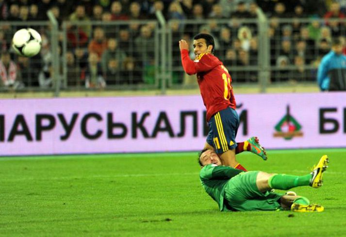 Pedro setur boltann í netið í Minsk í kvöld.