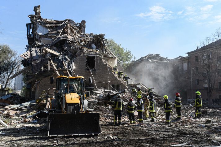 Úkraínskir viðbragðsaðilar við húsið í Dípró, þar sem Rússar gerðu árás.