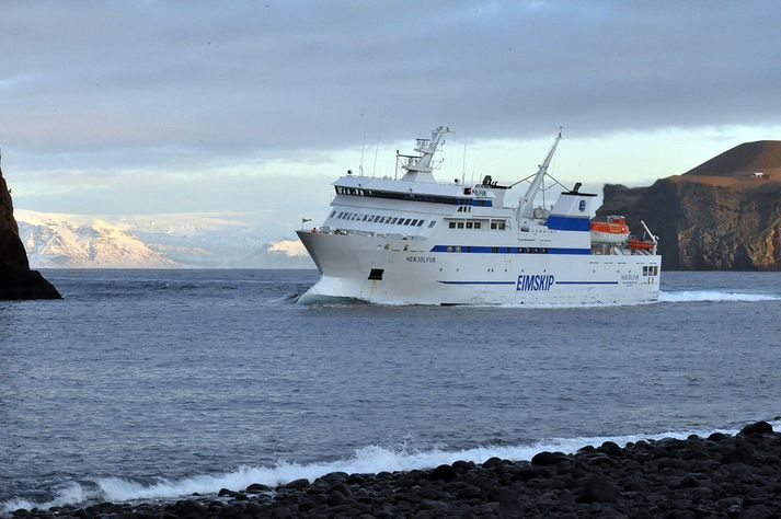 Þakplötur eru að fjúka um hafnarsvæðið í Eyjum.