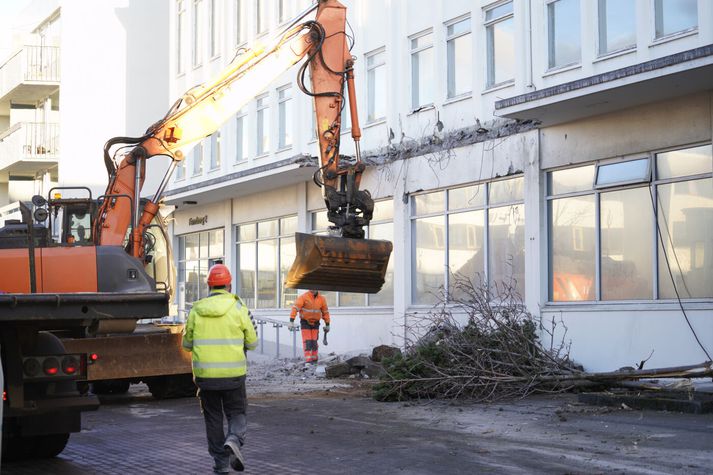 „Skaðinn er skeður,“ segir varabæjarfulltrúi í Kópavogi en verktakar hófu niðurrif á húsnæði gamla félagsheimilisins við Fannborg 2 í leyfisleysi.