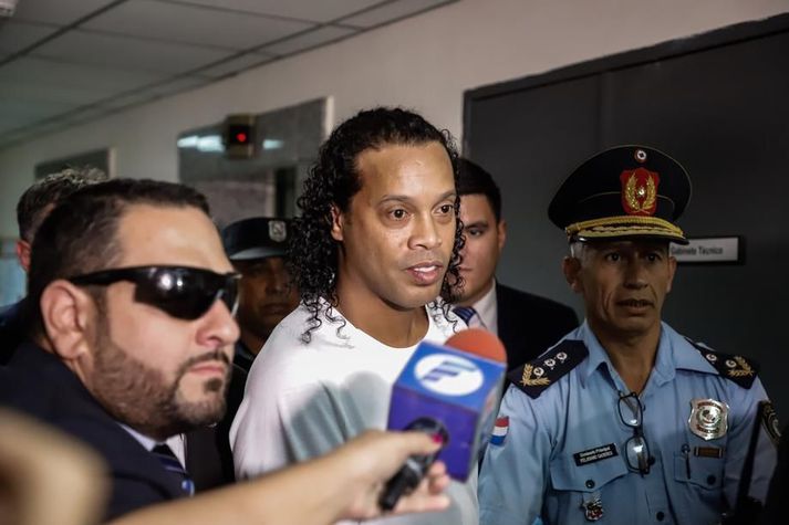 Fjölmiðlaáhuginn sem Ronaldinho er sýndur í Paragvæ er litlu minni en á leikdegi á Camp Nou.