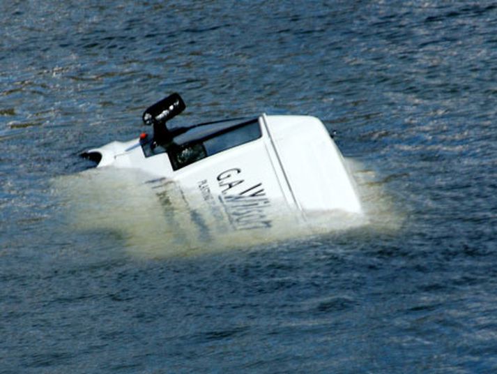 Flutningabíllinn marar í höfninni