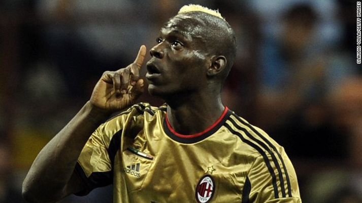 Balotelli furðar sig á fótboltabullum Roma.
