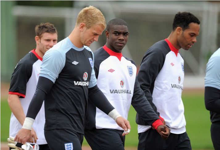 Hér má sjá Micah Richards fyrir miðju ásamt liðsfélögum sínum í enska landsliðinu.