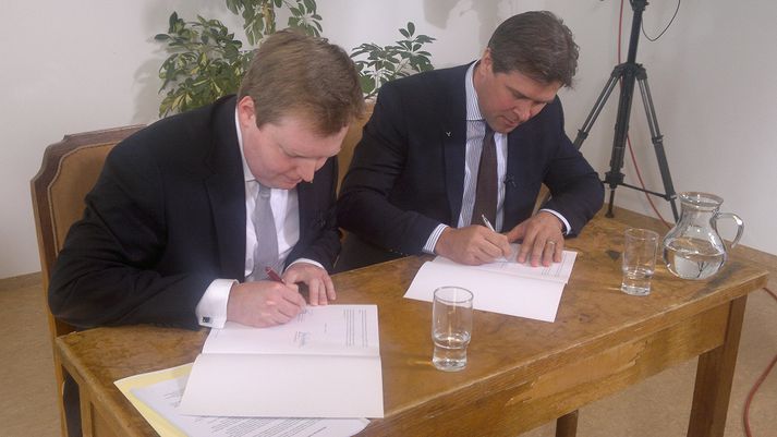 Sigmundur Davíð Gunnlaugsson og Bjarni Benediktsson, oddvitar nýju ríkisstjórnarinnar, undirrita stjórnarsáttmálann að Laugarvatni í dag.