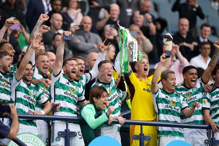 Leikmenn Celtic fagna.