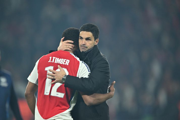 Mikel Arteta faðmar Jurriën Timber eftir tap Arsenal fyrir Paris Saint-Germain.