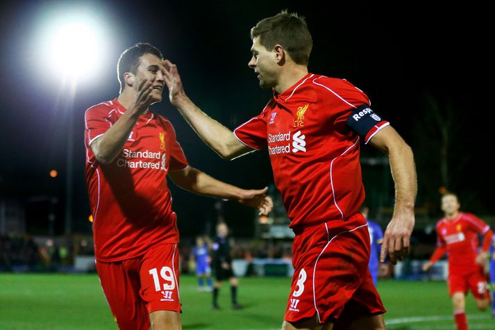 Steven Gerrard fagnar fyrra marki sínu.