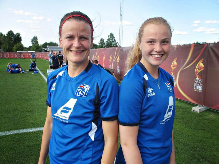 Katrín og Glódís Perla á æfingu íslenska landsliðsins í Växjö í gær. Þær spiluðu saman síðusta hálftímann gegn Noregi.