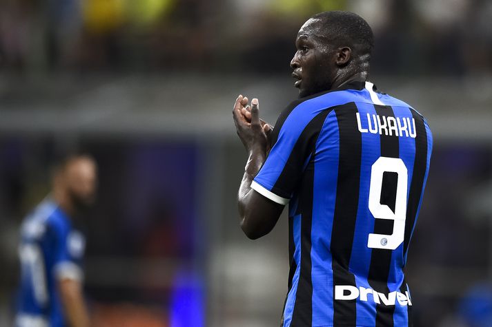 Lukaku fagnar marki sínu með Inter á mánudagskvöldið.