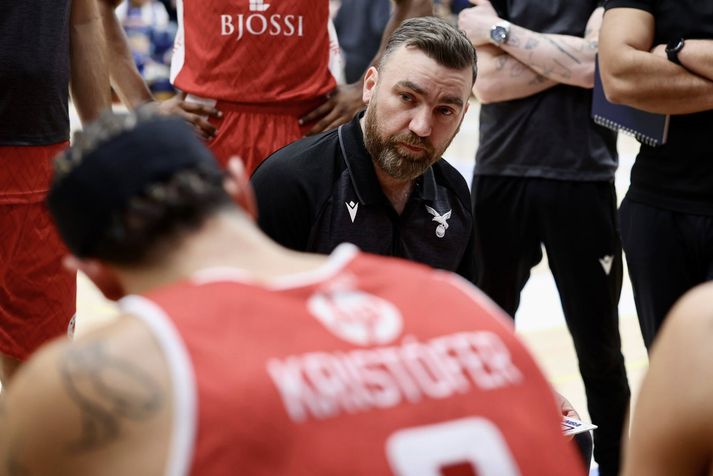 Finnur Freyr fer yfir málin með sínum mönnum í kvöld.