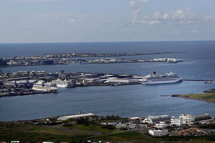 Skip í Reykjavíkurhöfn. Þótt komum skemmtiferðaskipa hingað hafi ekki fjölgað mikið hefur þróunin verið í þá átt að skipin sem sigla hingað eru stærri og taka fleiri farþega.