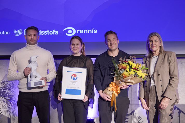 Hanna Katrínu Friðriksson atvinnuvegaráðherra afhenti Treble-teyminu verðlaunin.