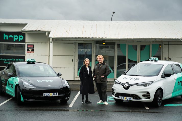 Eyþór Máni, framkvæmdastjóri Hopp, og Sæunn Ósk Unnsteinsdóttir, framkvæmdastjóri Hopp leigubílar.