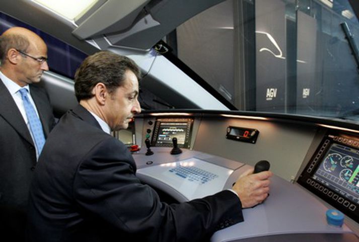 Nicolas Sarkozy Frakklandsforseti fiktar í stjórntækjum hraðlestarinnar í dag.