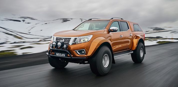 Stæðilegur bíll Nissan Navara breyttur af Arctic Trucks.