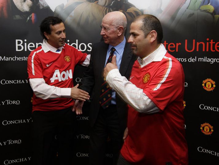 Sir Bobby Charlton með þeim Raul Bustos Ibanez og Mario Sepulveda.