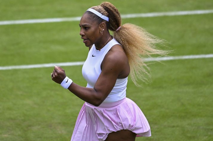 Serena Williams verður meðal keppenda á Wimbledon-risamótinu í tennis í ár en hún tók skóna óvænt af hillunni á dögunum.