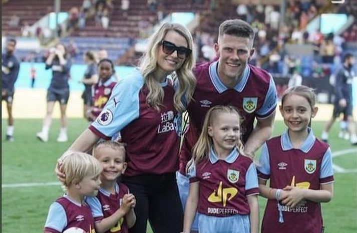 Jóhann Berg ásamt konu sinni Hólmfríði, börnum sínum og börnum Bruno Fernandes og konu hans Önu Pinho á Turf Moor um helgina.