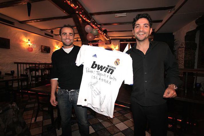 Bento og Nuno, veitingamenn á Tapasbarnum, eru hæstánægðir með Real Madrid-treyjuna sem þeir fengu gefins. Treyjan er árituð af Cristiano Ronaldo, Ricardo Carvalho og Pepe. Fréttablaðið/Valli