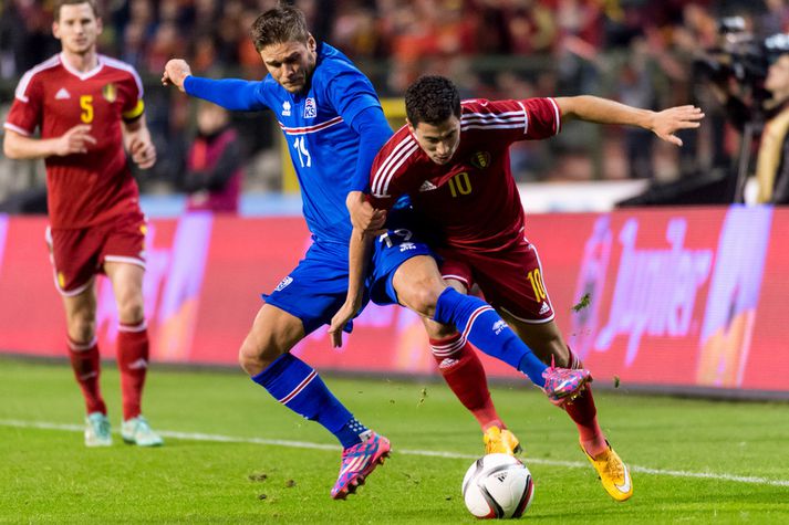 Rúrik Gíslason í baráttunni við Eden Hazard í Brussel í kvöld.