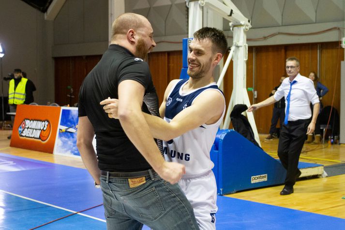 Arnar Guðjónsson fagnar bikarmeistaratitli sínum með Ægi Þór Steinarssyni.