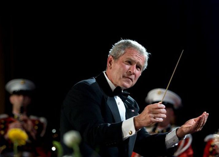 George Bush lét sér ekki nægja að segja brandara heldur stjórnaði lúðrasveit hersins á kvöldverðinum. Engum sögum fer af því hvort hann þótti standa sig betur en Borís Jeltsín, fyrrverandi Rússlandsforseti, í svipuðu uppátæki fyrir nokkrum árum.