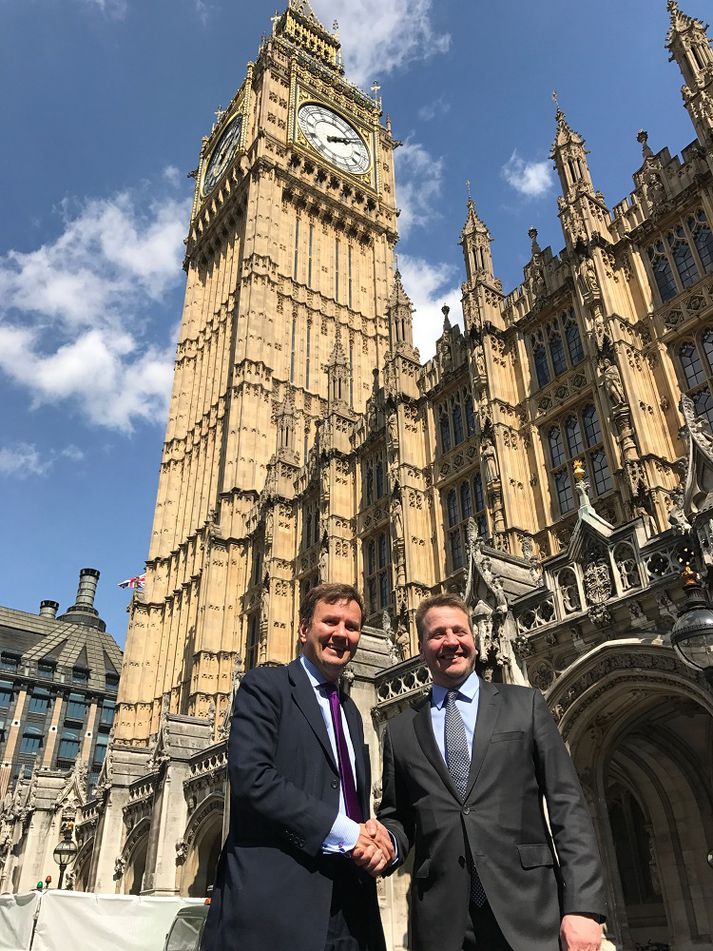 Greg Hands, ráðherra í breska utanríkisviðskiptaráðuneytinu, og Guðlaugur Þór Þórðarson utanríkisráðherra í London í dag.