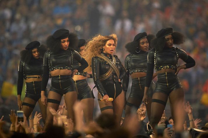 Beyoncé var harðlega gagnrýnd fyrir hálfleikssýningu sína á Super Bowl hátíðinni í ár. Dansarar hennar voru meðal annars klæddir eins og Black Panther meðlimir.