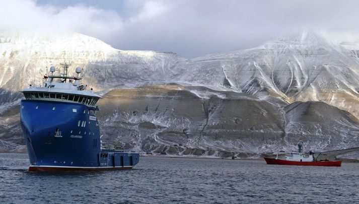 Polarsyssel, blámálaður, og Týr, rauðmálaður, við Longyearbyen á Svalbarða.
