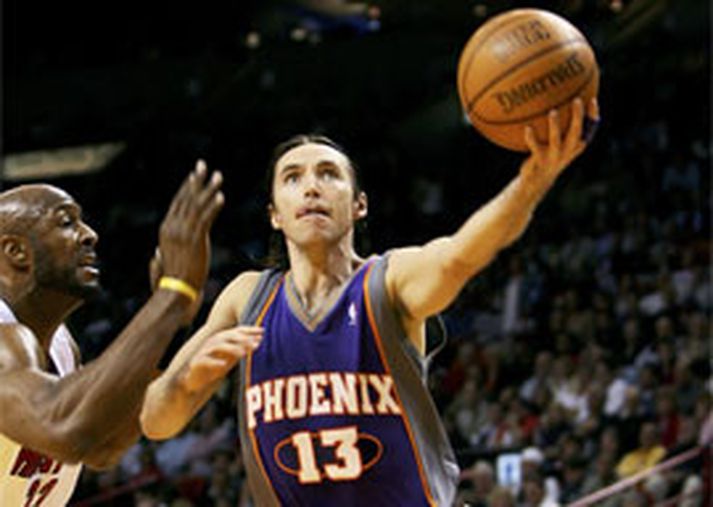 Steve Nash keyrir hér framhjá Alonzo Mourning hjá Miami í leik liðanna í nótt. Nash skoraði 21 stig og gaf 14 stoðsendingar í leiknum