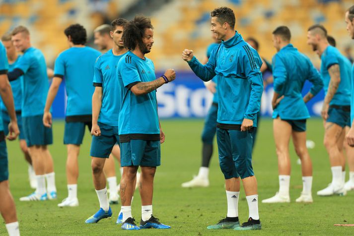 Marcelo og Cristiano Ronaldo keppa hér í "stein, skæri, blað“ leiknum.