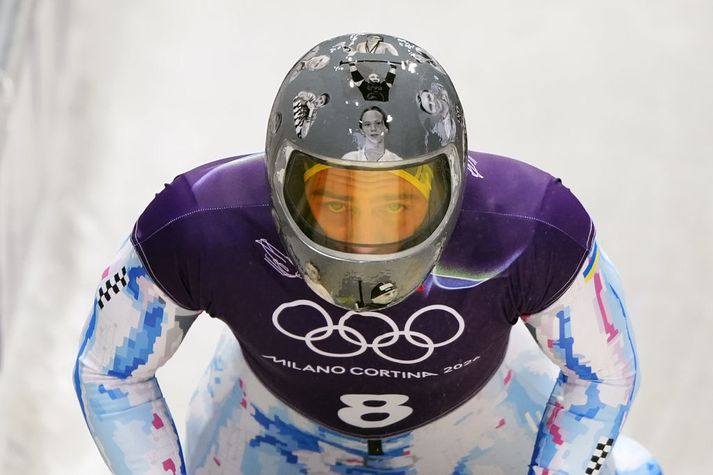 Hjálmur Vladyslav Heraskevych sýndi látin fórnarlömb innrásar Rússa í Úkraínu.