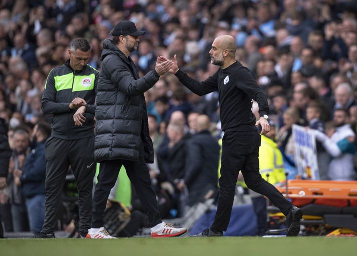 Jürgen Klopp og Pep Guardiola berjast um fyrsta titil tímabilsins í enska boltanum í dag.