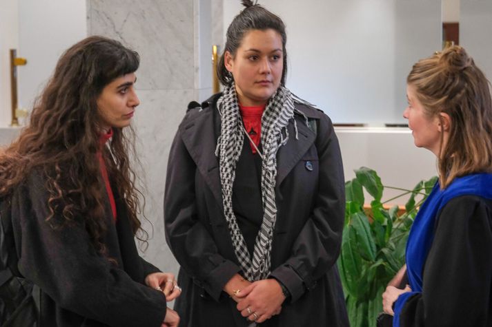 Þær Anahita og Elissa ræða við Katrínu Oddsdóttur verjenda sinn í héraðsdómi í morgun.