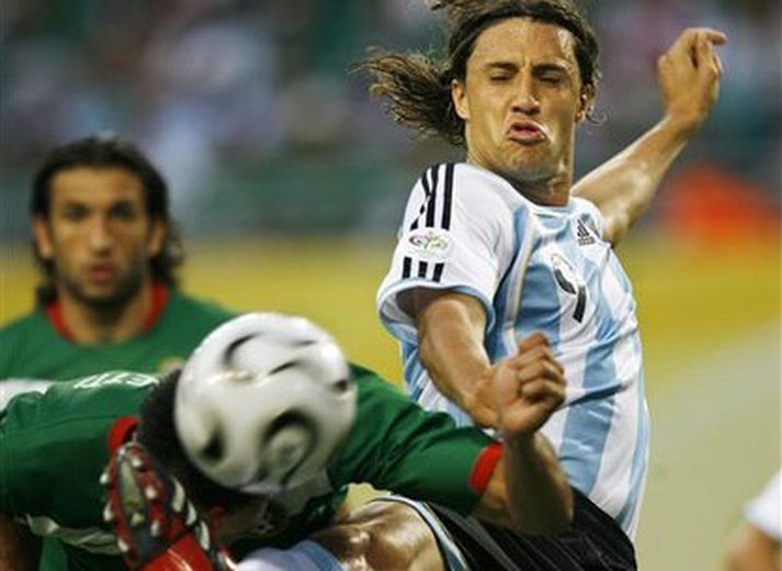 Argentínumaðurinn Hernan Crespo berst um boltan í leik Argentínu og Mexikó á HM 2006.