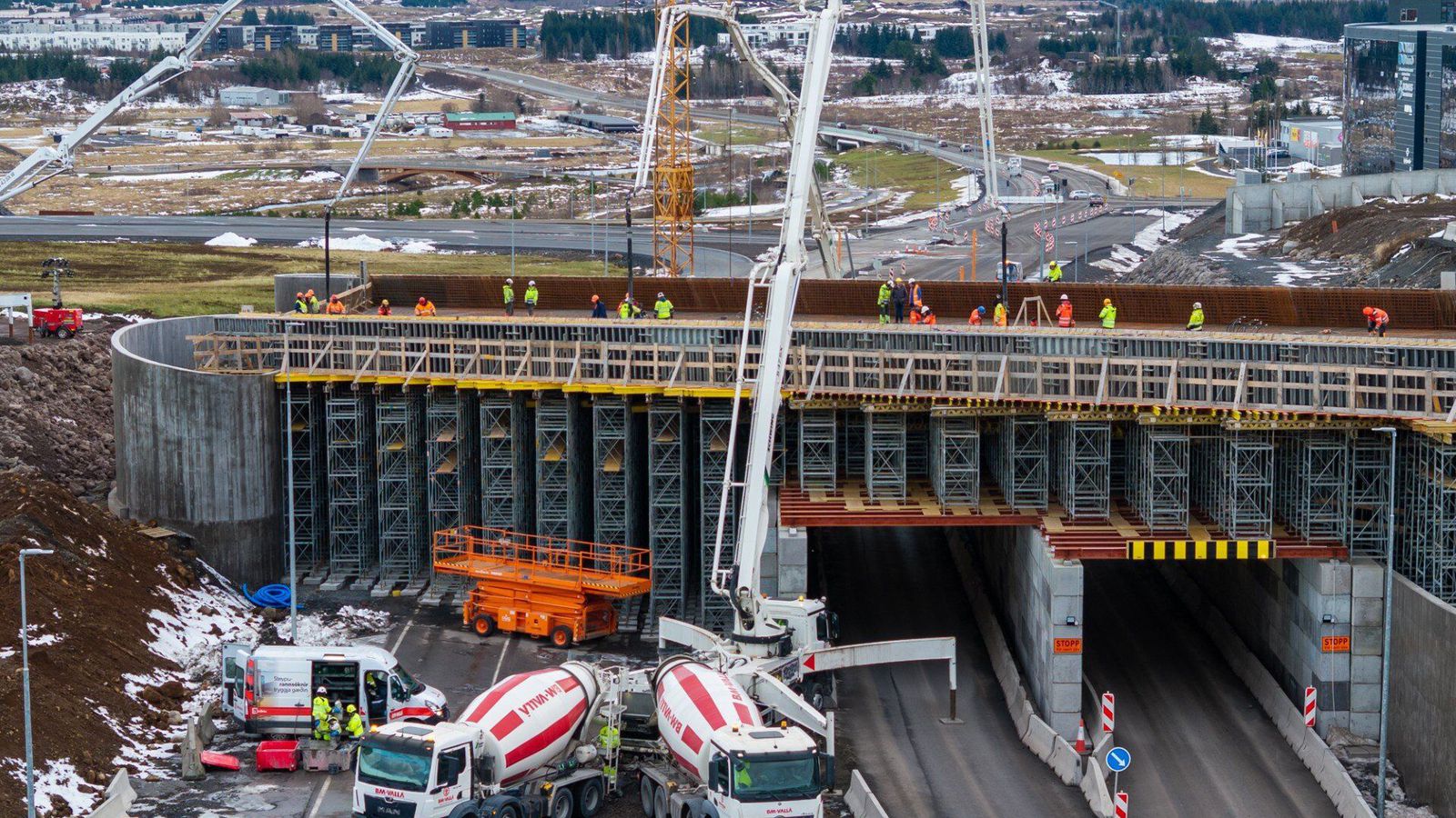 Lestir 205 steypubíla fóru í nýja brú yfir Breið­holts­braut