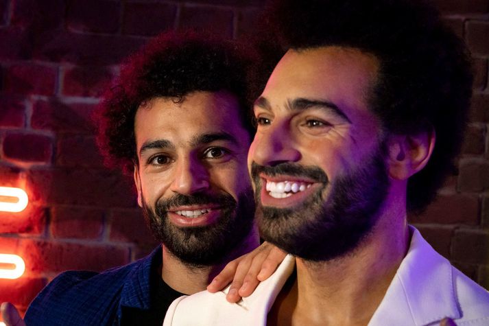 Mohamed Salah sést hér með styttu af sjálfum sér á Madame Tussauds safninu í London.